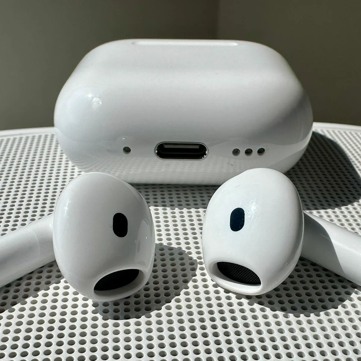 AirPods 4 Case and buds out side case